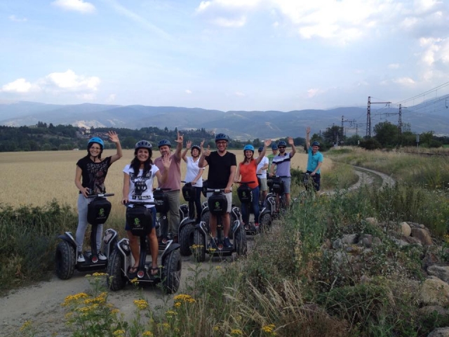  Gruppe auf einem Segway winken 