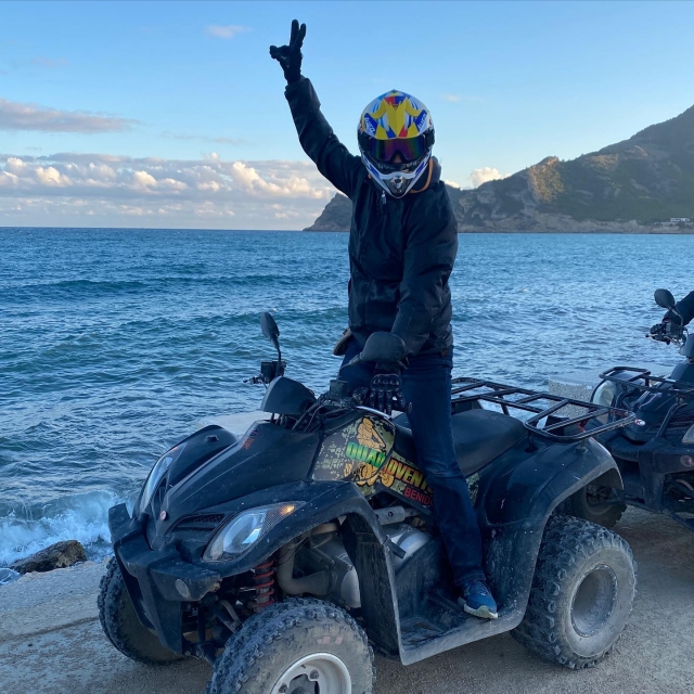  海边四轮摩托车 