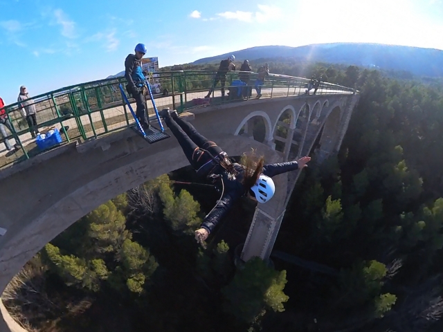  Salta senza paura facendo bungee jumping 