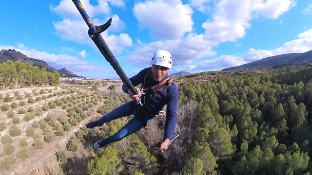 Saltare senza paura facendo bungee jumping 