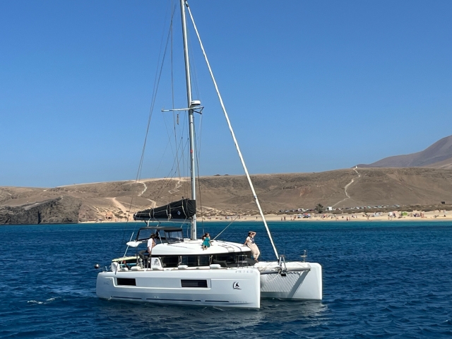 Barco en costas de Lanzarote