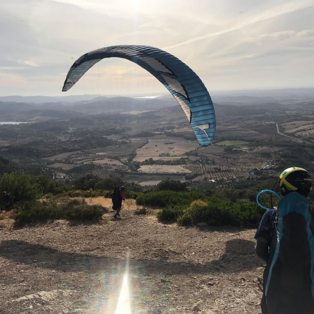 Parapente despegando en el monte