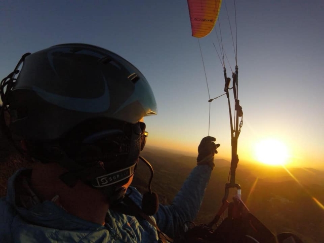 Puesta de sol en parapente
