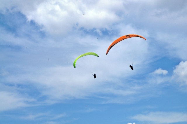 Volando simultáneamente en parapente