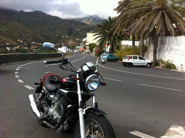 Moto en carretera canaria