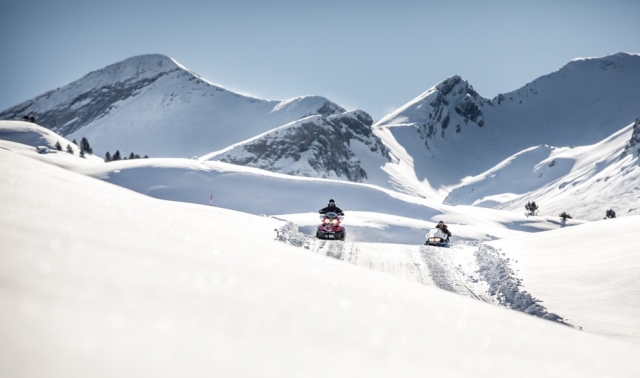 En Cerler con las motos de nieve
