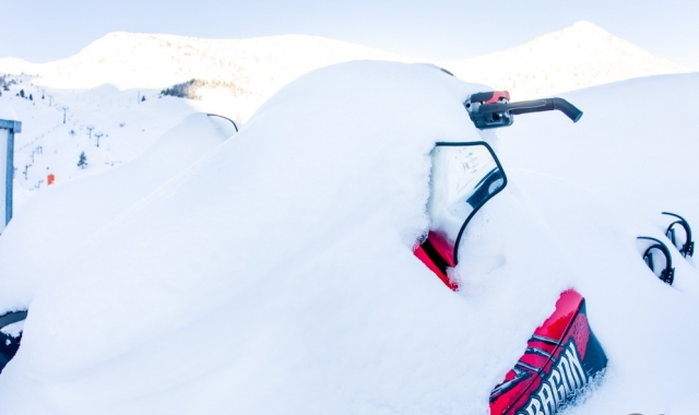 Moto de nieve enterrada