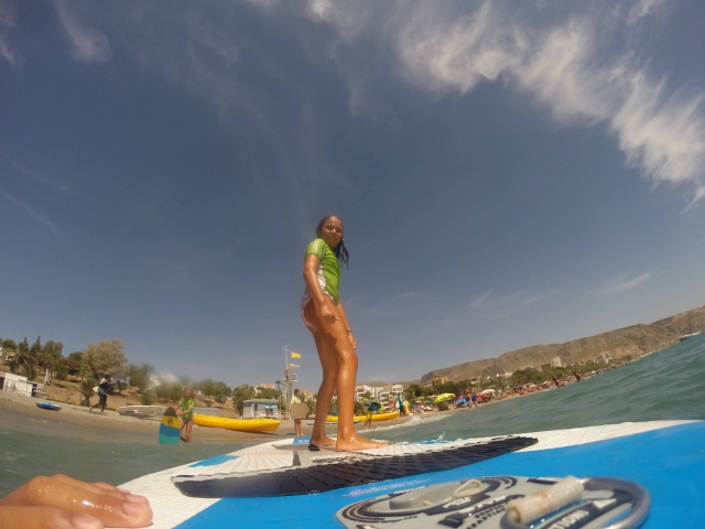 En pie sobre la tabla de paddle board