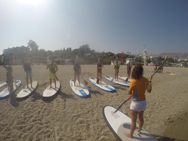 Aprendiendo técnicas de SUP en la orilla