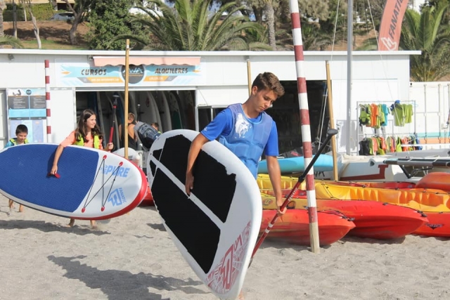 Con la tabla de paddle board en la playa