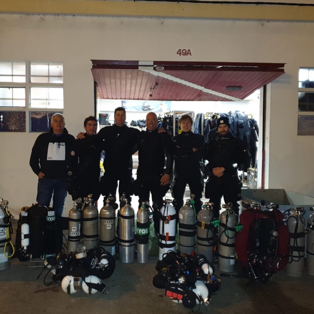 Junto con los equipos de buceo