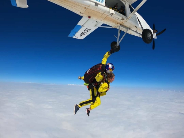  Tandem skydiving experience 