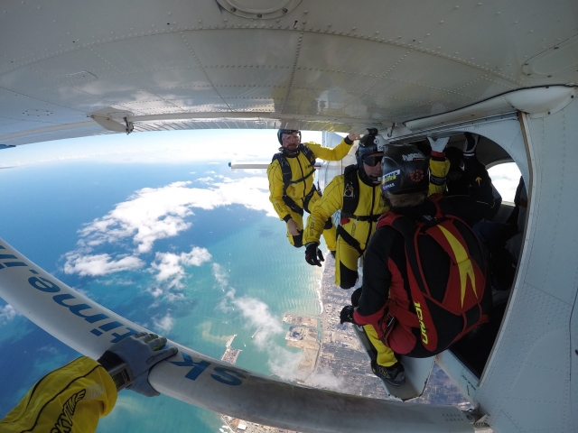  Skydiving 