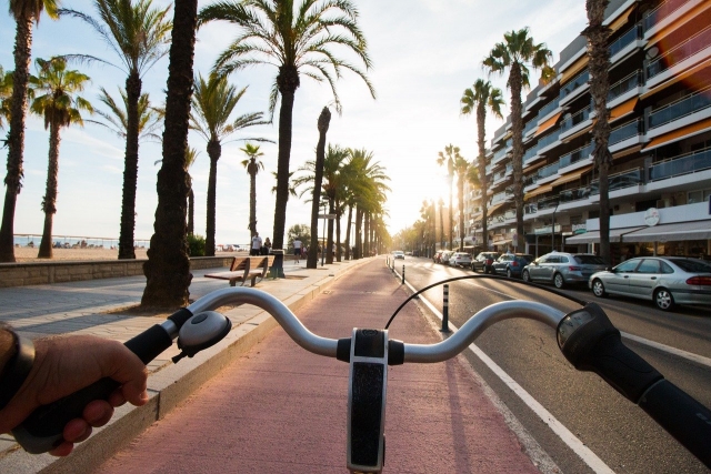 Paseo con bicicletas de renta por el paseo marítimo de Denia