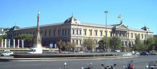Junto a la Plaza de Colon