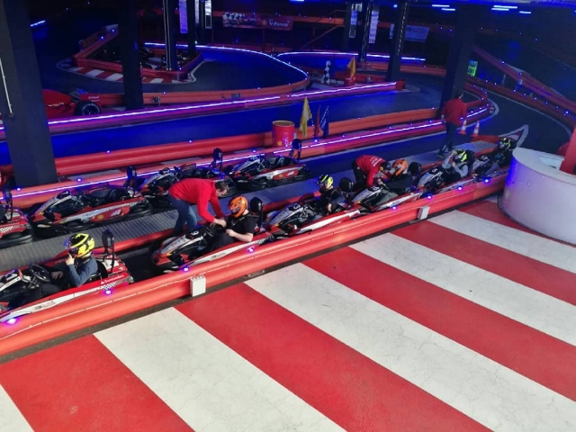  Gruppe von Karts bereit für das Rennen in Barcelona