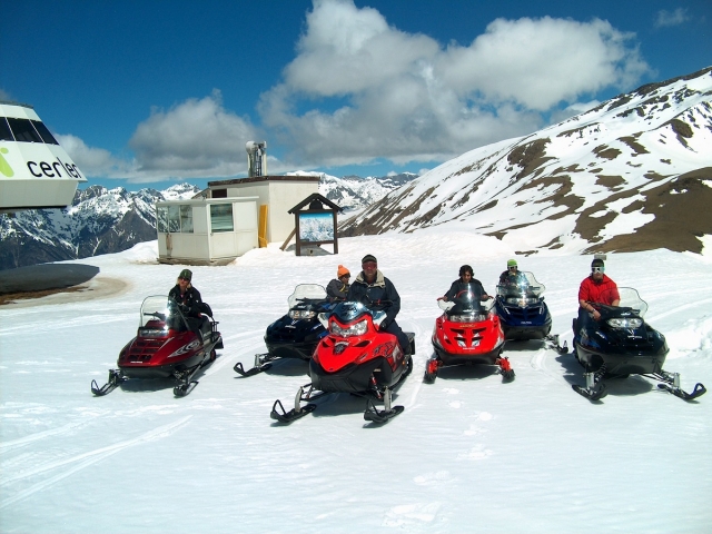 Amigos en motos de nieve
