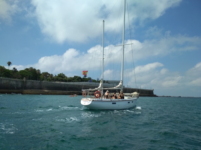 Velero en la costa