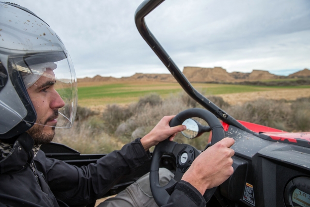 Conduciendo el buggy con casco