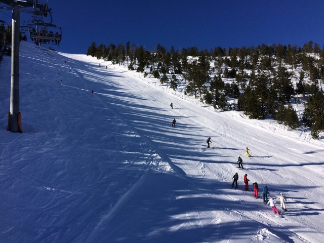  Skiing 