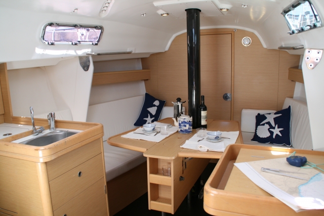Cabina con cocina y salon