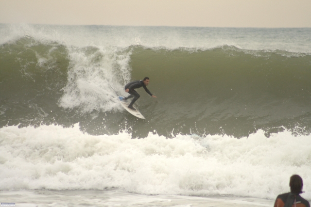 Surfero cogiendo olas