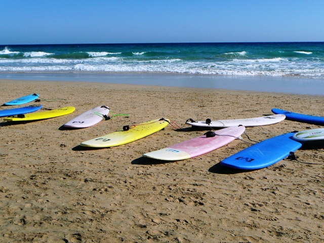 Tablas en la arena de la playa