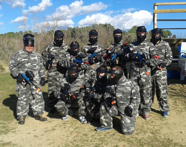 Con monos mimetizados