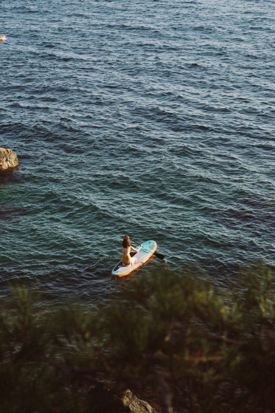 Divirtiendose haciendo stand up paddle