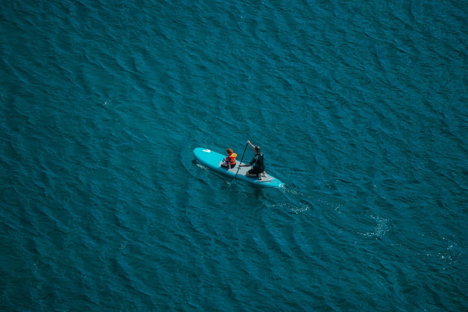 Remando sobre la tabla en el mar