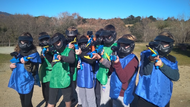  Groupe d'enfants en paintball