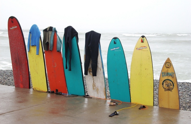 Diferentes tipos de pranchas na praia 
