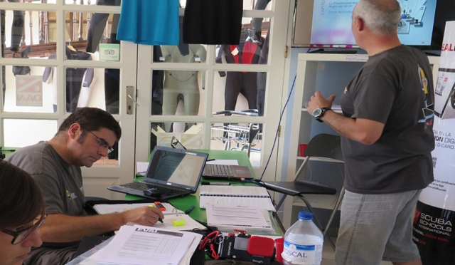 Cogiendo apuntes en las clases de teoria