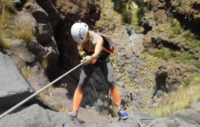  Rappelling, descending a vertical wall 