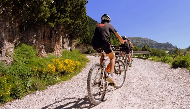  Escalade des pistes dans la campagne 