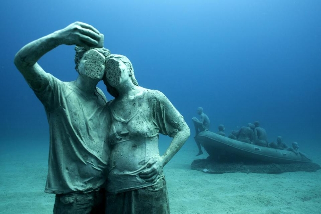  Statuen, die ein Selfie machen 