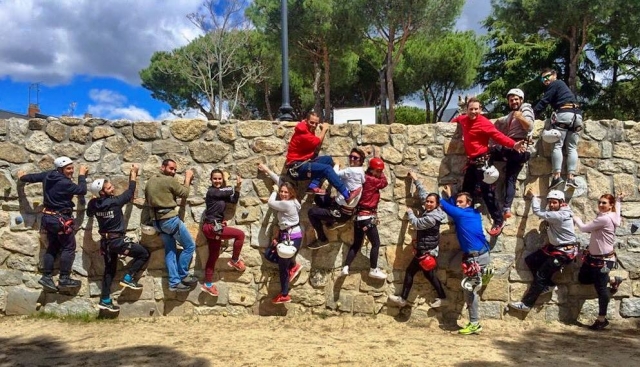 Monitores en parque multiaventura