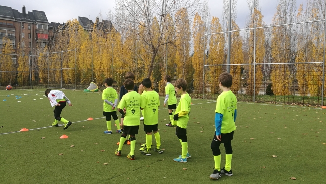 Time de meninos praticando
