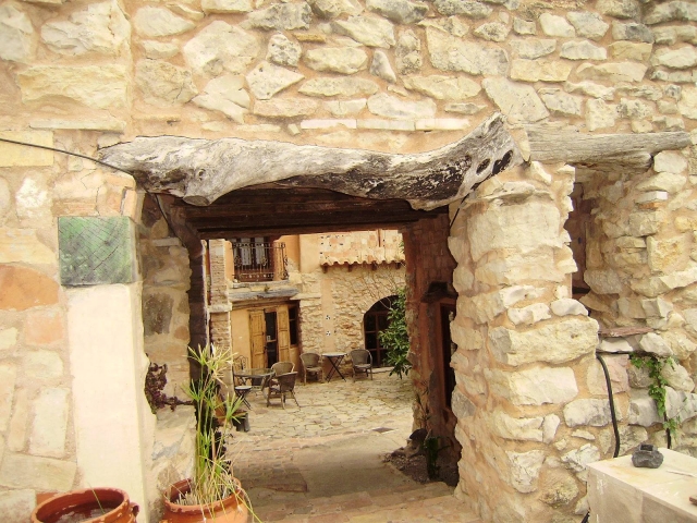  Country-style hostel 