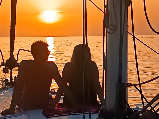 Catamarán al atardecer