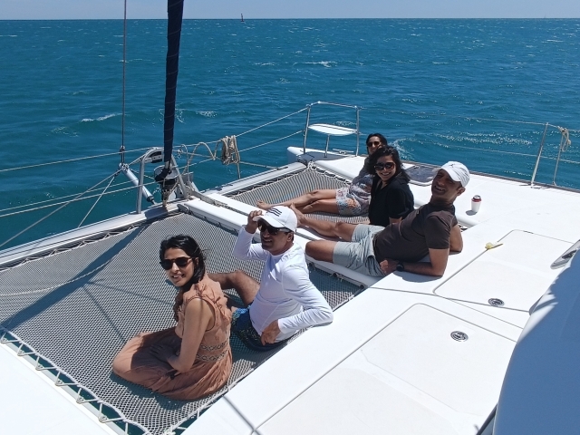 Paseo en catamarán con amigos