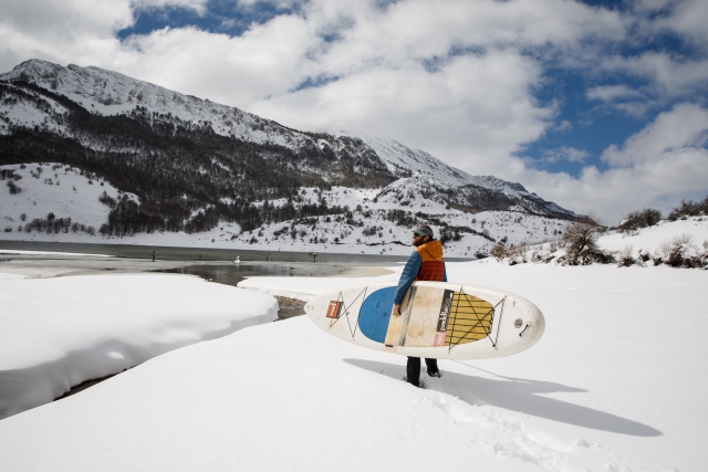  Percorso di SUP sul fiume innevato Picos de Europa 