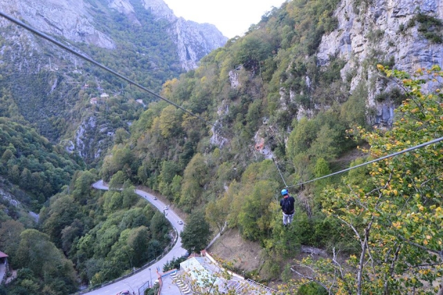Haciendo tirolina en campos asturianos