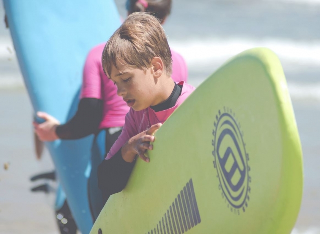  Com a prancha de surf