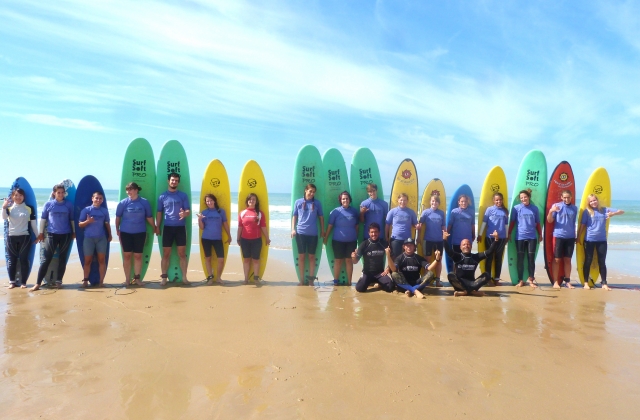  Gruppo di surfisti con l'istruttore 