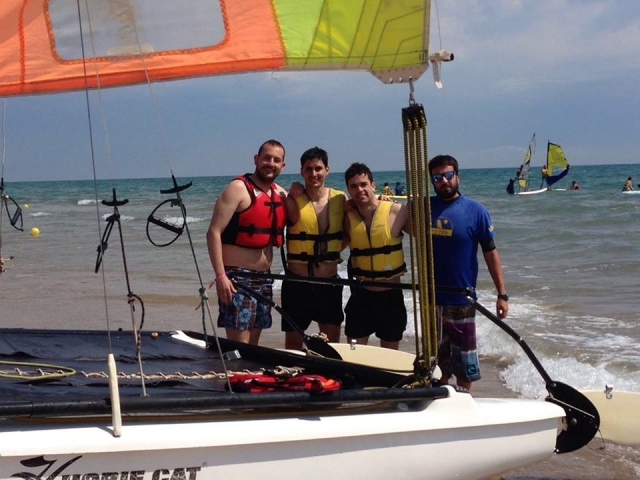  In procinto di andare in barca a vela con gli amici