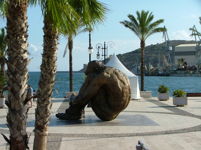 Grandes esculturas junto a la costa