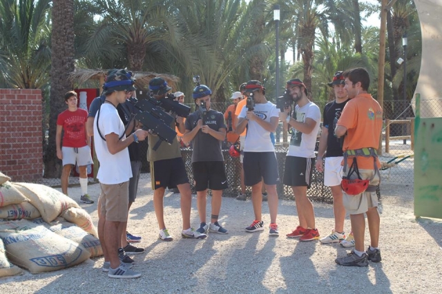 Grupo de chicos listos para jugar