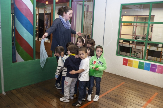  Istruttori esperti che giocano con i più piccoli 