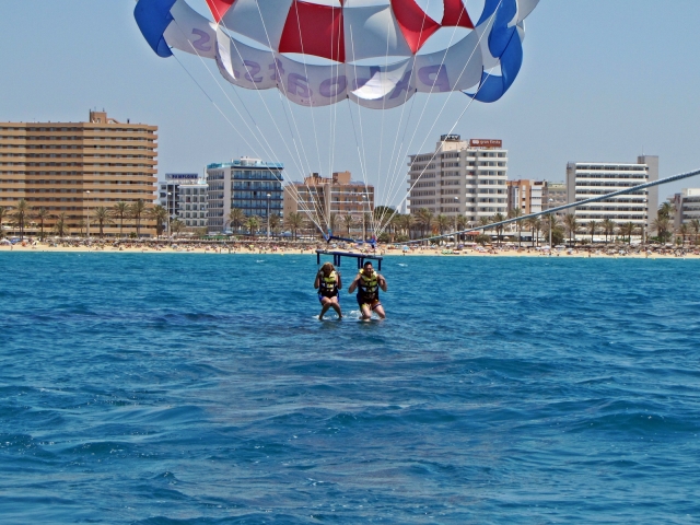  Mit Parasailing über das Meer gleiten 